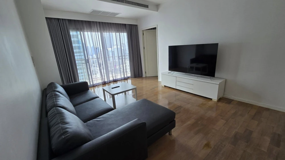 For rent: Noble Aura, large room, comfortable, lots of usable space, complete facilities, book now.