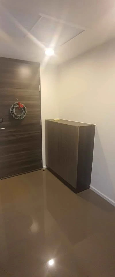 For rent: Focus at Ploenchit, 2nd floor. You can walk into the condo's lobby conveniently. The condo is ready to move in. Just bring your bags and com