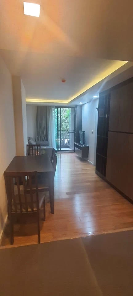 For rent: Focus at Ploenchit, 2nd floor. You can walk into the condo's lobby conveniently. The condo is ready to move in. Just bring your bags and com
