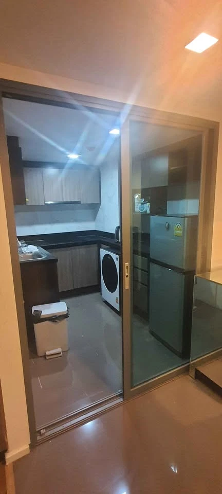 For rent: Focus at Ploenchit, 2nd floor. You can walk into the condo's lobby conveniently. The condo is ready to move in. Just bring your bags and com