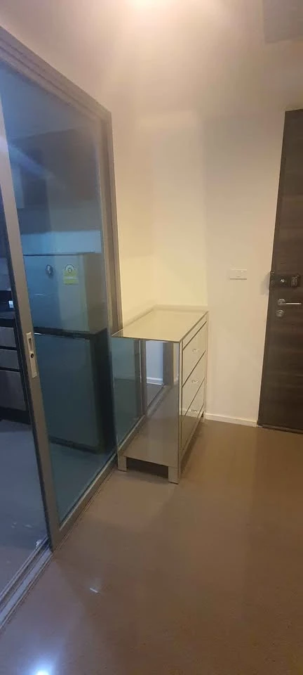 For rent: Focus at Ploenchit, 2nd floor. You can walk into the condo's lobby conveniently. The condo is ready to move in. Just bring your bags and com