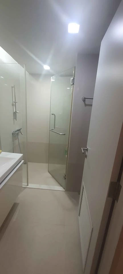 For rent: Focus at Ploenchit, 2nd floor. You can walk into the condo's lobby conveniently. The condo is ready to move in. Just bring your bags and com
