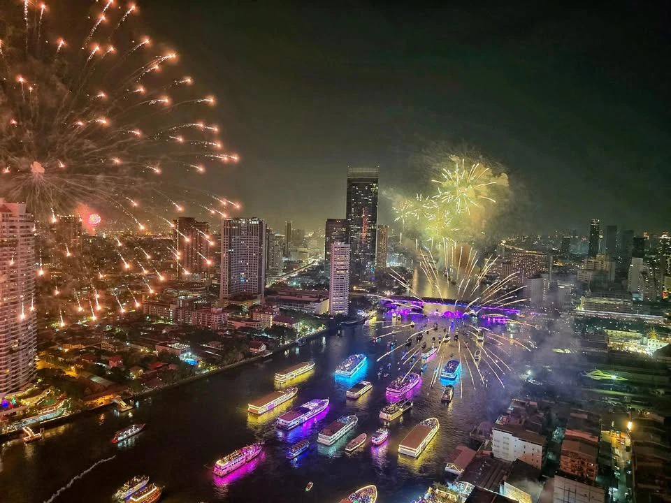 For rent: Four Seasons Private Residence, fully furnished room, 32nd floor, special view on the ICONSIAM side, hurry and reserve.