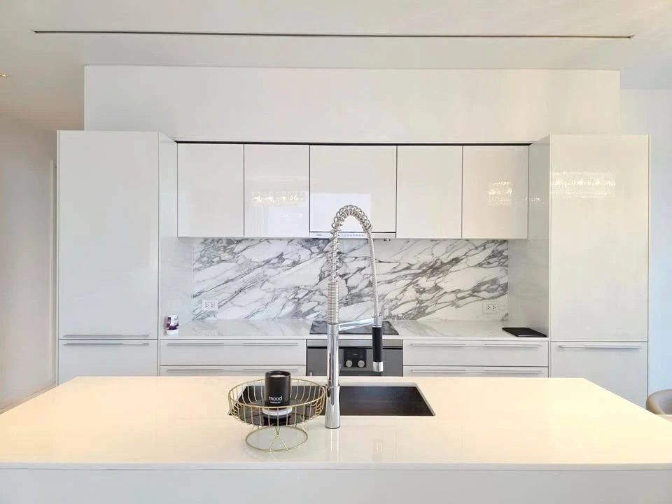 For rent: Four Seasons Private Residence, fully furnished room, 32nd floor, special view on the ICONSIAM side, hurry and reserve.