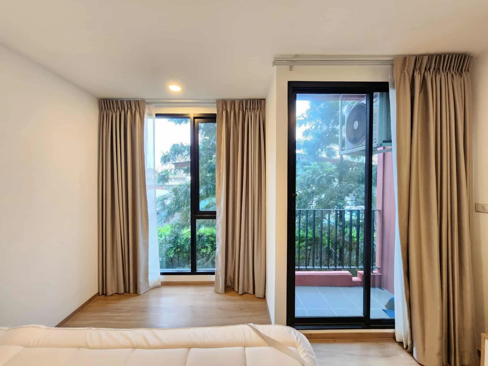 For rent: Cybic Ratchada 32, studio room with 2.80m high ceilings, spacious and comfortable. Fully furnished with all amenities. Don't miss out!