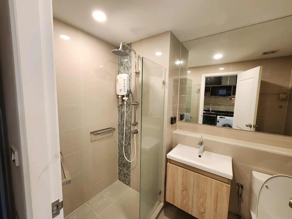 For rent: Cybic Ratchada 32, studio room with 2.80m high ceilings, spacious and comfortable. Fully furnished with all amenities. Don't miss out!