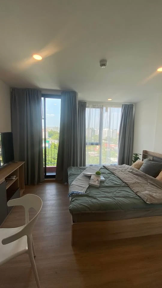 For rent: Cybic Ratchada 32, studio type, 8th floor, 2.80 m high ceiling, airy, not stuffy, very worth booking.
