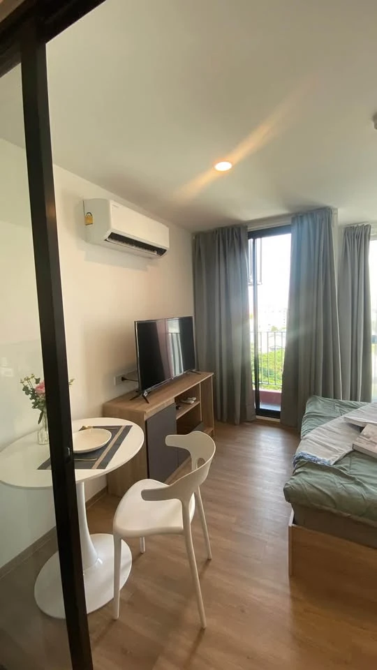 For rent: Cybic Ratchada 32, studio type, 8th floor, 2.80 m high ceiling, airy, not stuffy, very worth booking.