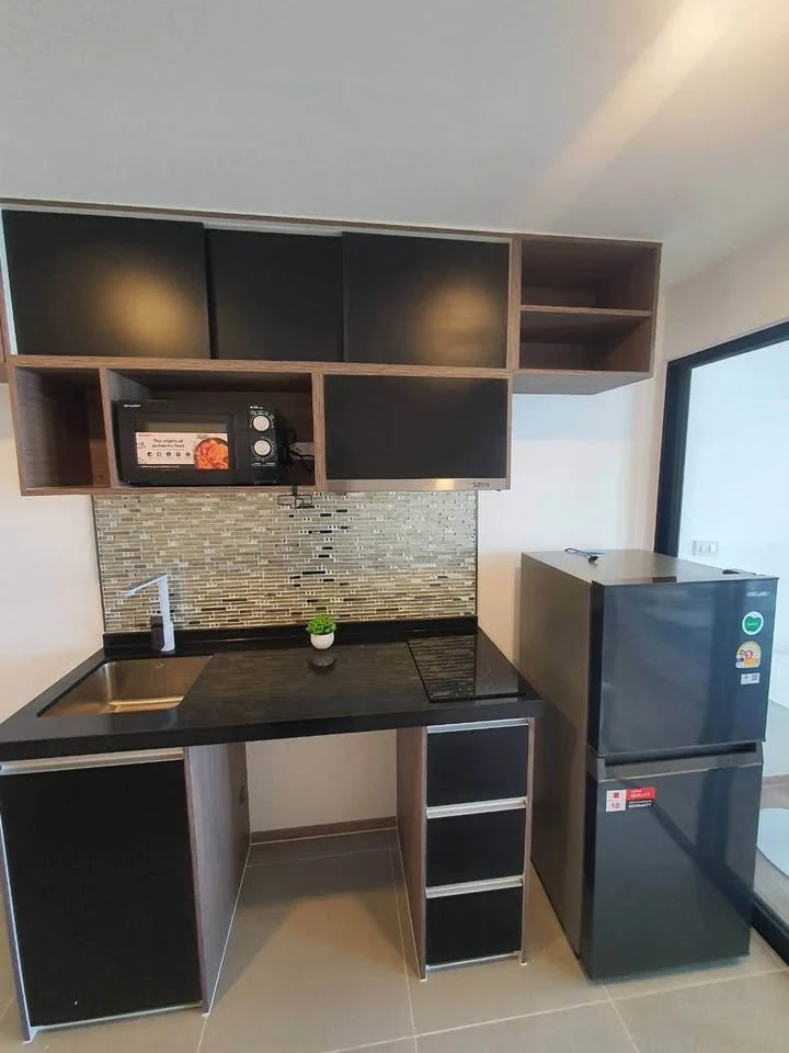 For rent: Cybic Ratchada 32, studio type, 8th floor, 2.80 m high ceiling, airy, not stuffy, very worth booking.