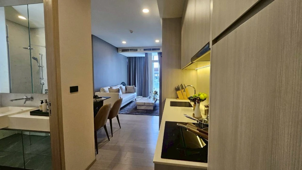 For rent: Siamese Exclusive Sukhumvit 42, spacious room with plenty of usable space, pool and garden view, with quality furniture. Reserve now!