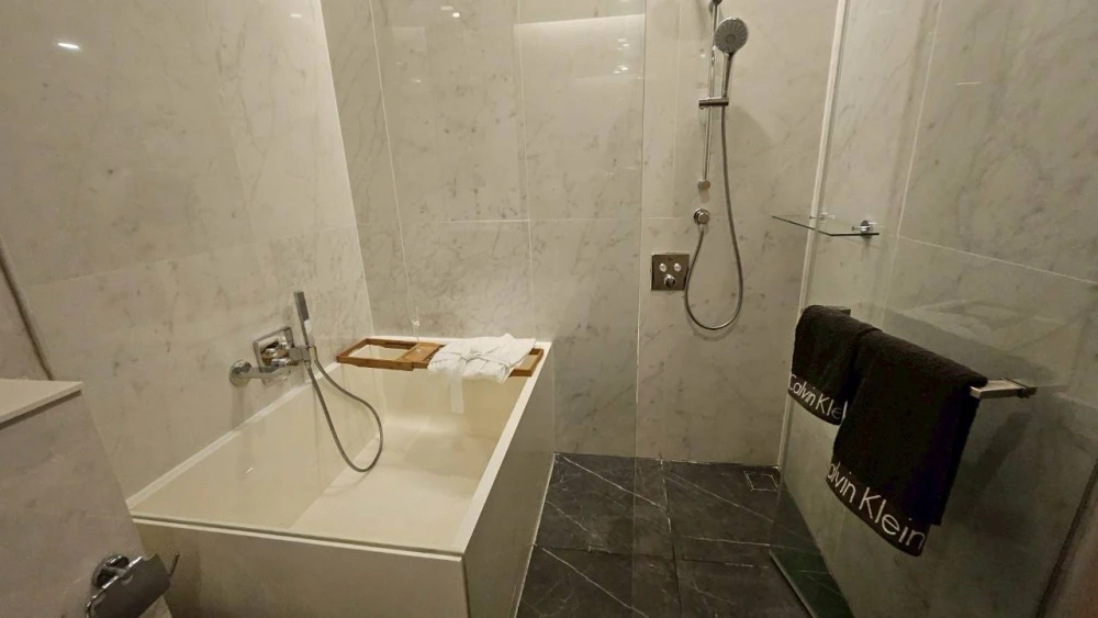 For rent: Siamese Exclusive Sukhumvit 42, spacious room with plenty of usable space, pool and garden view, with quality furniture. Reserve now!