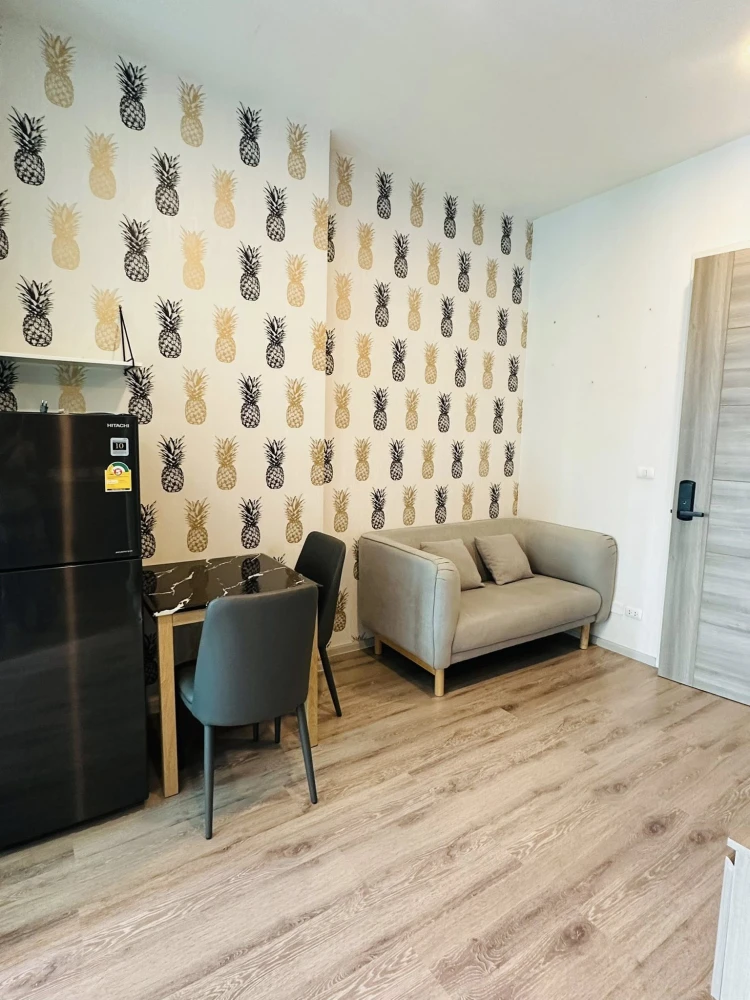 For rent: Knightsbridge Collage Ramkhamhaeng. Room on the 12th floor. Balcony facing Huamark Stadium. Wallpaper included. Reserve now!