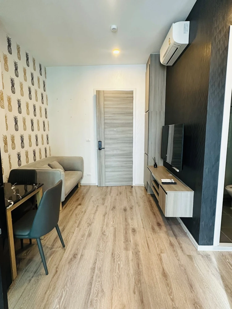 For rent: Knightsbridge Collage Ramkhamhaeng. Room on the 12th floor. Balcony facing Huamark Stadium. Wallpaper included. Reserve now!