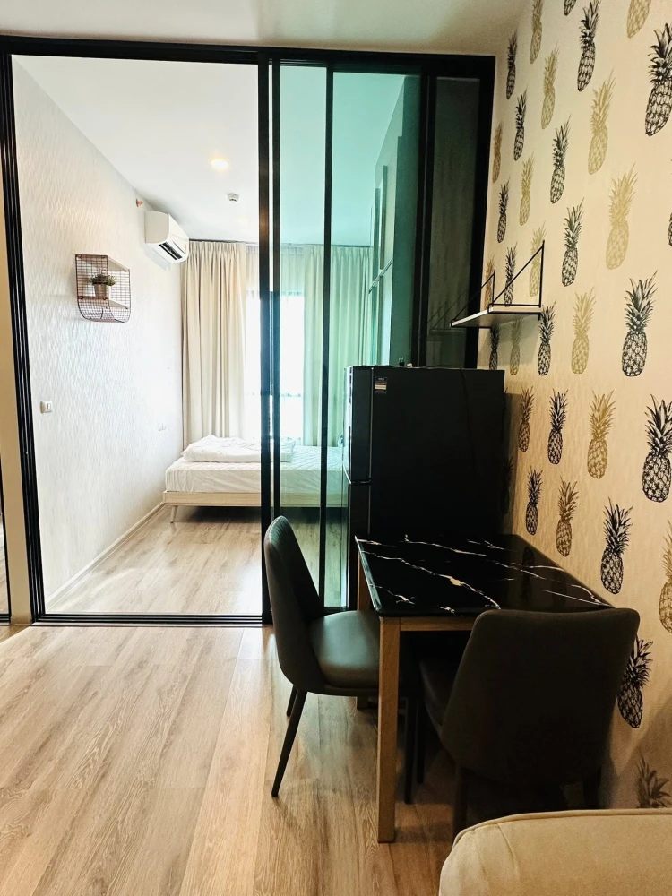 For rent: Knightsbridge Collage Ramkhamhaeng. Room on the 12th floor. Balcony facing Huamark Stadium. Wallpaper included. Reserve now!