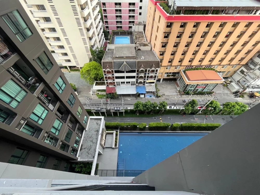 For rent, Knightsbridge Collage, Ramkhamhaeng, high ceiling. Pool view, nice room. If interested, hurry up and reserve now. Don't miss it.