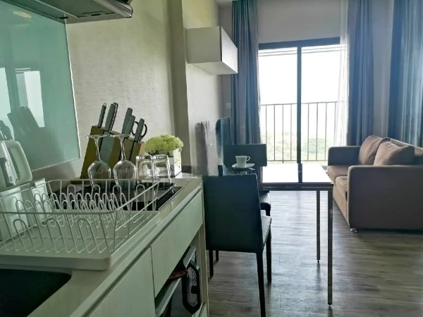 For rent: Knightsbridge The Ocean Sriracha, studio room in a luxury condo, sea view, 23rd floor, wallpapered, fully furnished, hurry up and grab it.