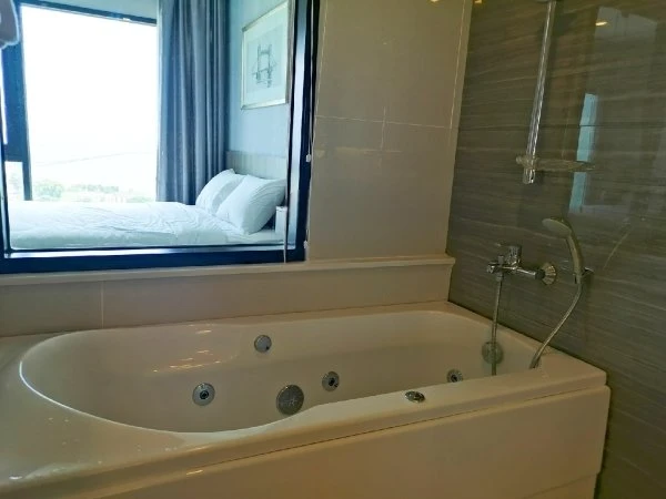 For rent: Knightsbridge The Ocean Sriracha, studio room in a luxury condo, sea view, 23rd floor, wallpapered, fully furnished, hurry up and grab it.