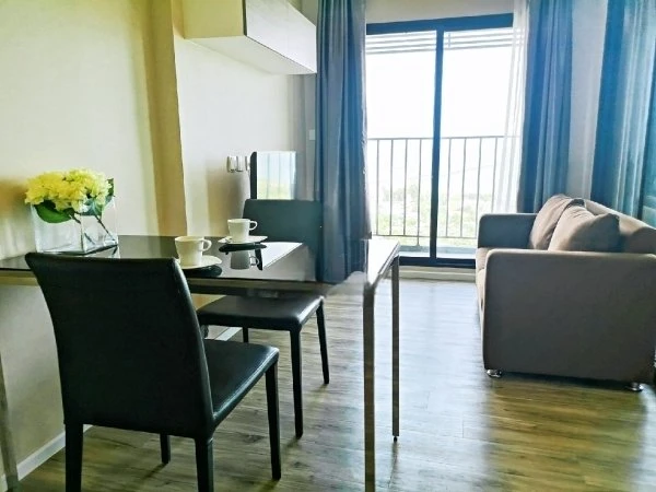 For rent: Knightsbridge The Ocean Sriracha, studio room in a luxury condo, sea view, 23rd floor, wallpapered, fully furnished, hurry up and grab it.