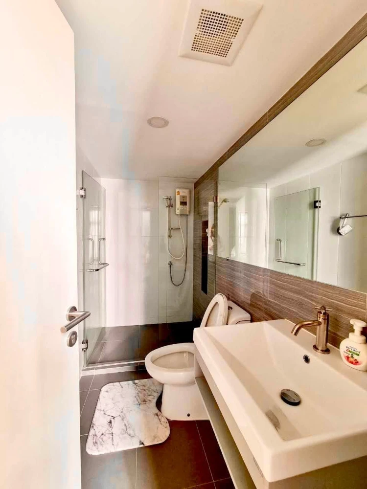 For rent Knightsbridge Phahonyothin-Interchange, near BTS Wat Phra Sri Mahathat, ready to move in. Don't wait.