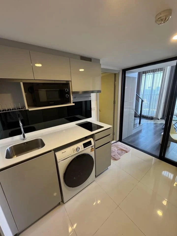 For rent: Knightsbridge Space Ratchayothin, 2-storey condo [Duplex], 21st floor, very high, great breeze, fully equipped room, very worth booking.