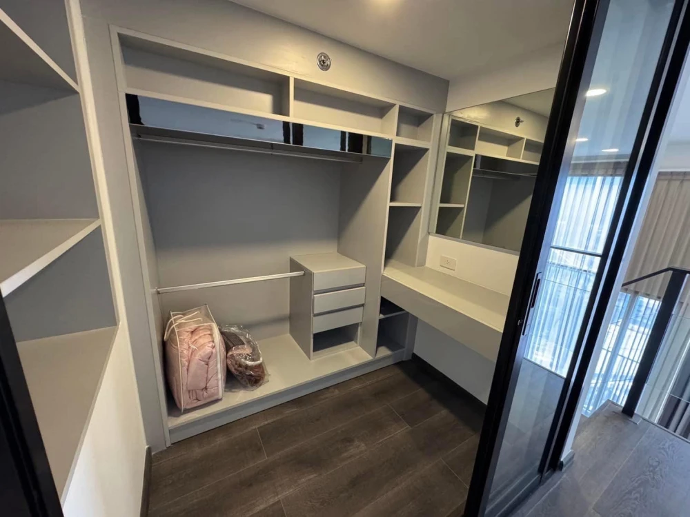 For rent: Knightsbridge Space Ratchayothin, 2-storey condo [Duplex], 21st floor, very high, great breeze, fully equipped room, very worth booking.