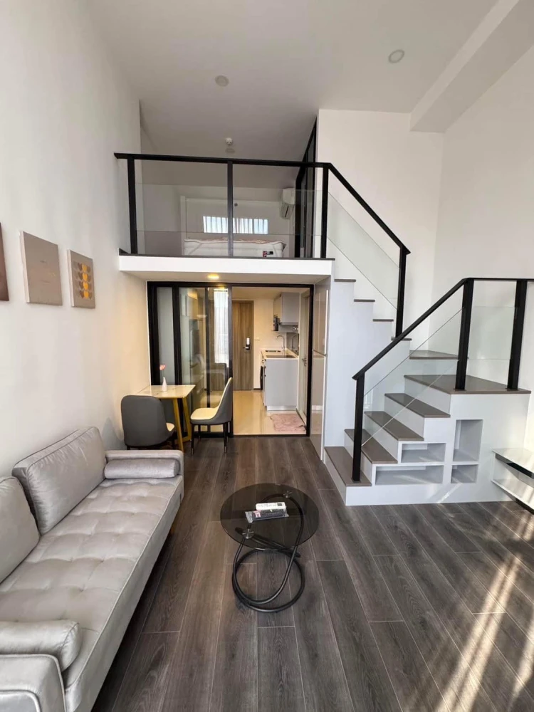 For rent: Knightsbridge Space Ratchayothin, 2-storey condo [Duplex], 21st floor, very high, great breeze, fully equipped room, very worth booking.