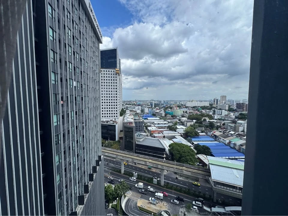 For rent: Knightsbridge Space Ratchayothin, 19th floor, corner room, north facing, fully furnished with built-in furniture. Don't miss out!