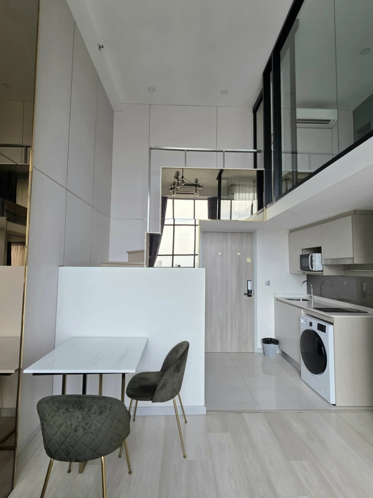 For rent: Knightsbridge Prime Sathorn, Duplex room, high ceiling, open and comfortable. Decorated with beautiful built-ins. You won't be disappointed.