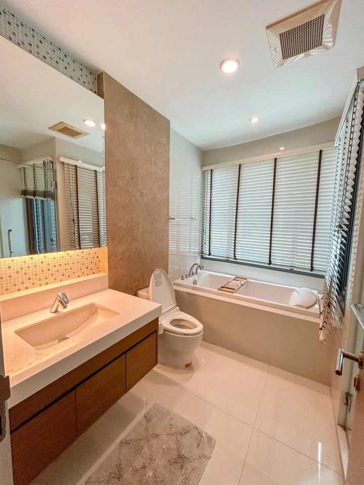 For rent Bright Sukhumvit 24, spacious room. Decorated beautifully and pleasantly. Plus complete furniture Just come and move in.