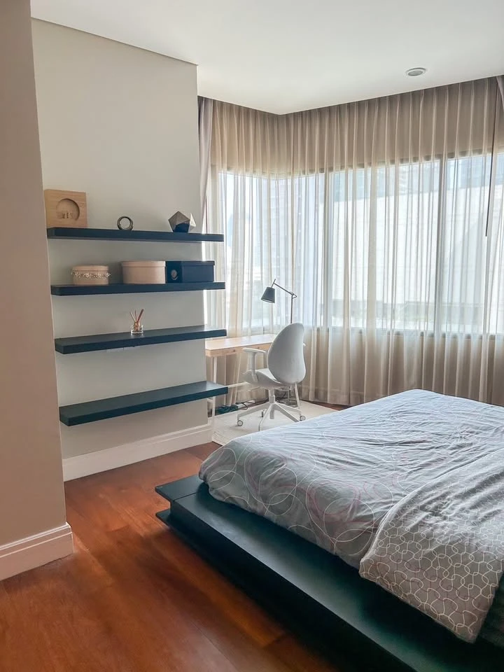For rent Bright Sukhumvit 24, spacious room. Decorated beautifully and pleasantly. Plus complete furniture Just come and move in.
