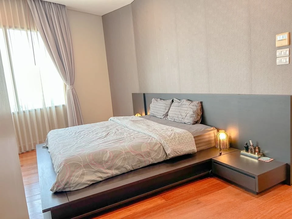 For rent Bright Sukhumvit 24, spacious room. Decorated beautifully and pleasantly. Plus complete furniture Just come and move in.
