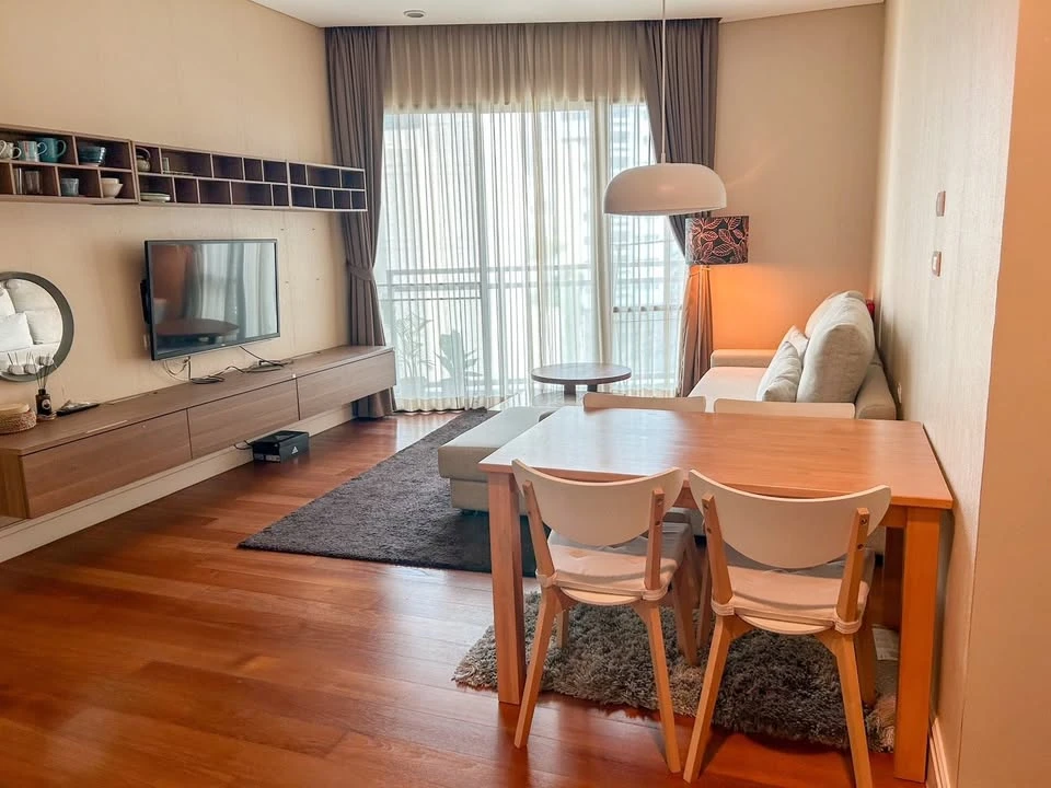 For rent Bright Sukhumvit 24, spacious room. Decorated beautifully and pleasantly. Plus complete furniture Just come and move in.