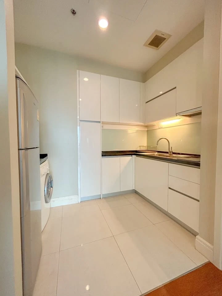 For rent Bright Sukhumvit 24, spacious room. Decorated beautifully and pleasantly. Plus complete furniture Just come and move in.