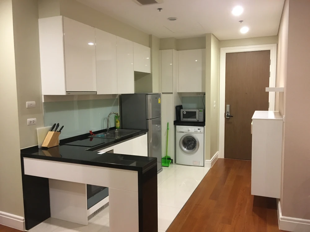 For rent Bright Sukhumvit 24, spacious room, comes with a lot of usable space, come and book, don't miss it.