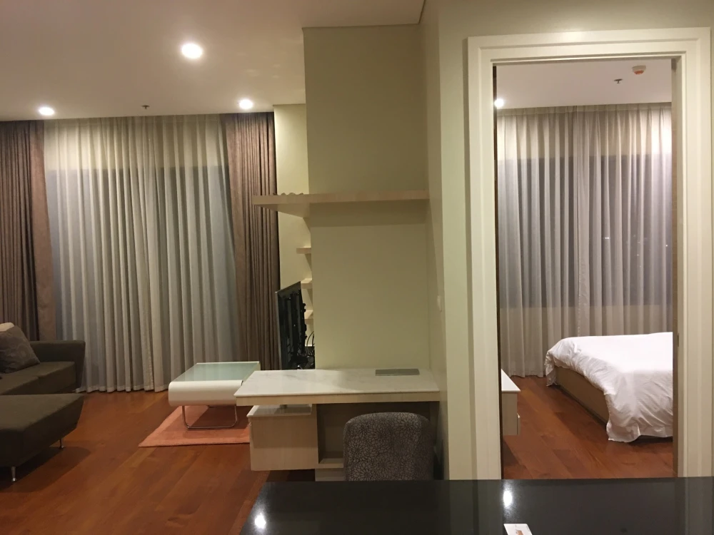 For rent Bright Sukhumvit 24, spacious room, comes with a lot of usable space, come and book, don't miss it.