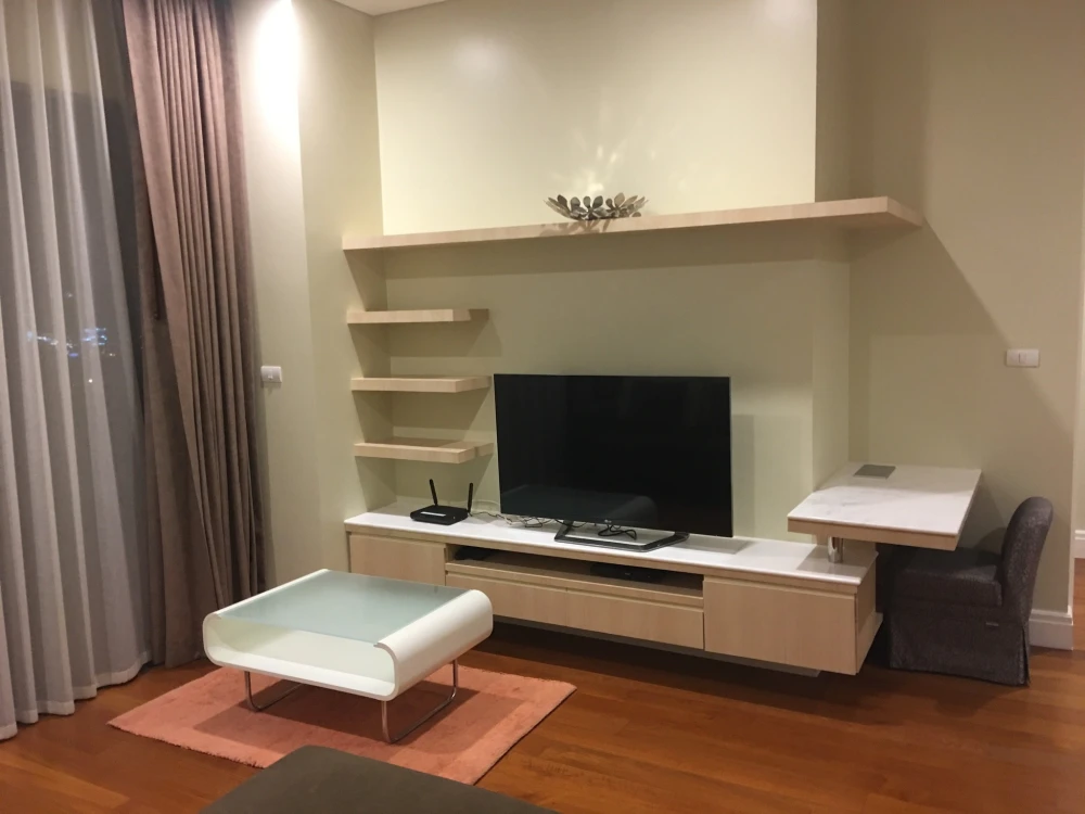 For rent Bright Sukhumvit 24, spacious room, comes with a lot of usable space, come and book, don't miss it.