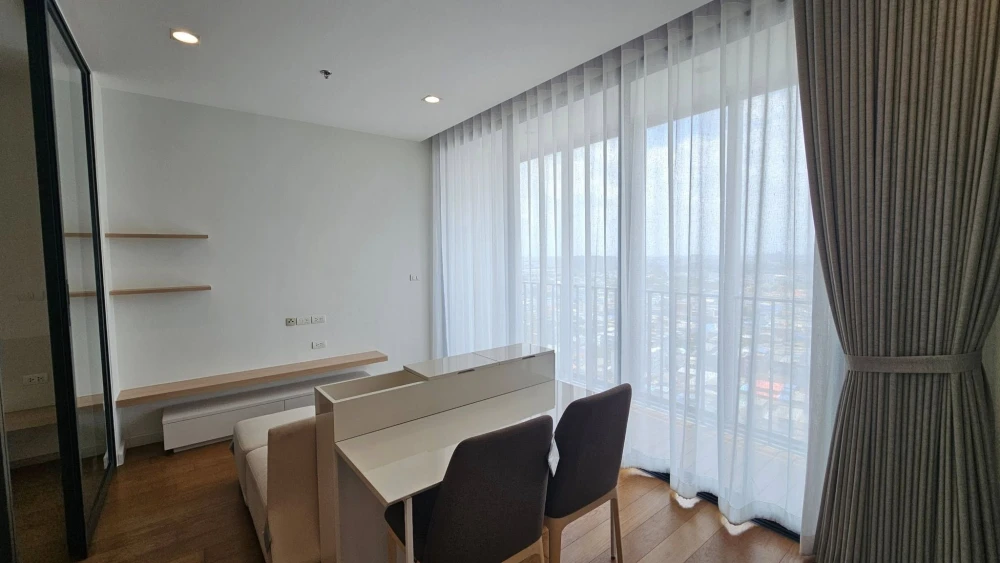 For rent: Bright Wongwian Yai, 1 Bedroom / 1 Bathroom with semi-outdoor balcony. Don't miss out!