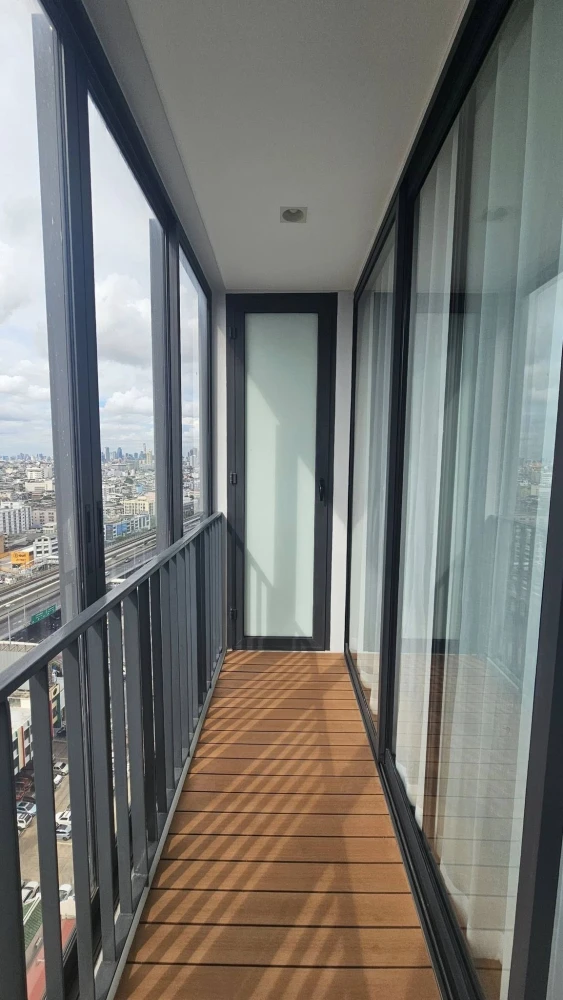 For rent: Bright Wongwian Yai, 1 Bedroom / 1 Bathroom with semi-outdoor balcony. Don't miss out!