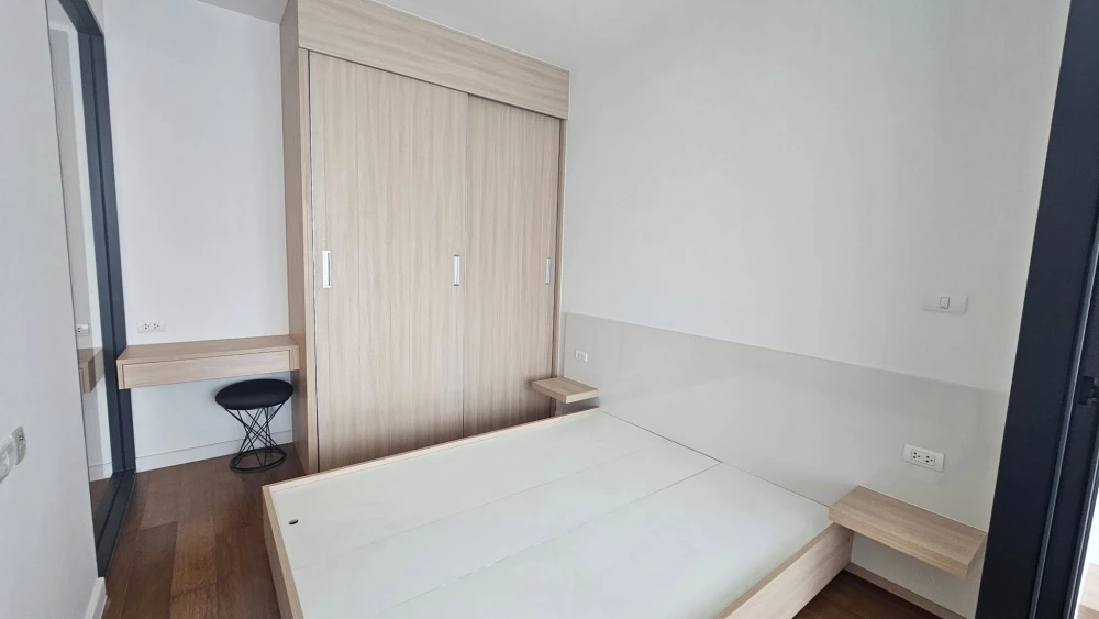 For rent: Bright Wongwian Yai, 1 Bedroom / 1 Bathroom with semi-outdoor balcony. Don't miss out!