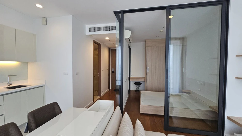 For rent: Bright Wongwian Yai, 1 Bedroom / 1 Bathroom with semi-outdoor balcony. Don't miss out!