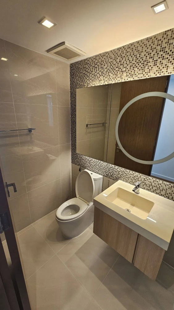 For rent: Bright Wongwian Yai, 1 Bedroom / 1 Bathroom with semi-outdoor balcony. Don't miss out!