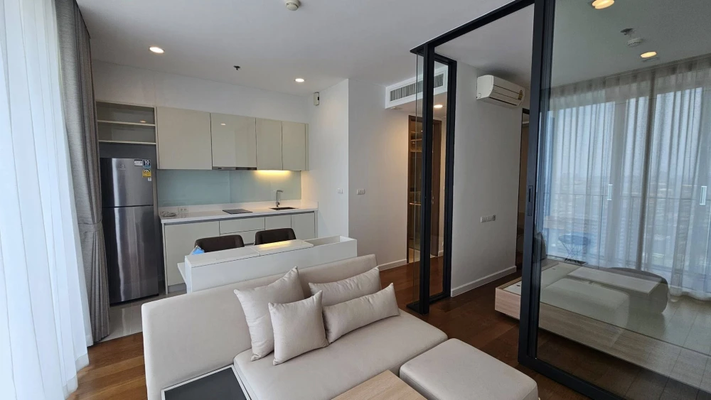 For rent: Bright Wongwian Yai, 1 Bedroom / 1 Bathroom with semi-outdoor balcony. Don't miss out!