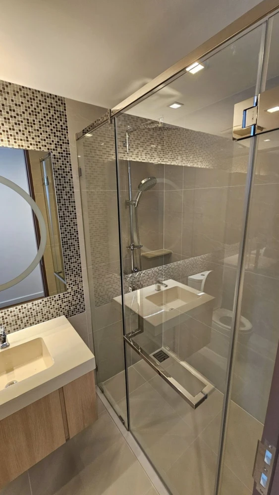 For rent: Bright Wongwian Yai, 1 Bedroom / 1 Bathroom with semi-outdoor balcony. Don't miss out!