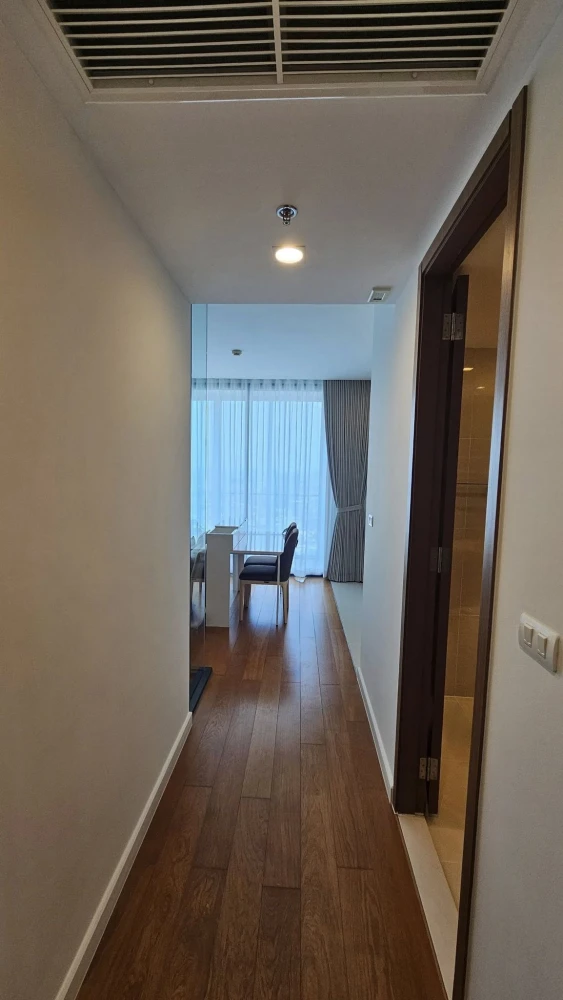 For rent: Bright Wongwian Yai, 1 Bedroom / 1 Bathroom with semi-outdoor balcony. Don't miss out!