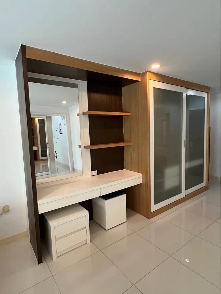 For rent: Private at Suthisan, very spacious room, very large bedroom, plenty of usable space, with excellent built-in furniture. Must book.