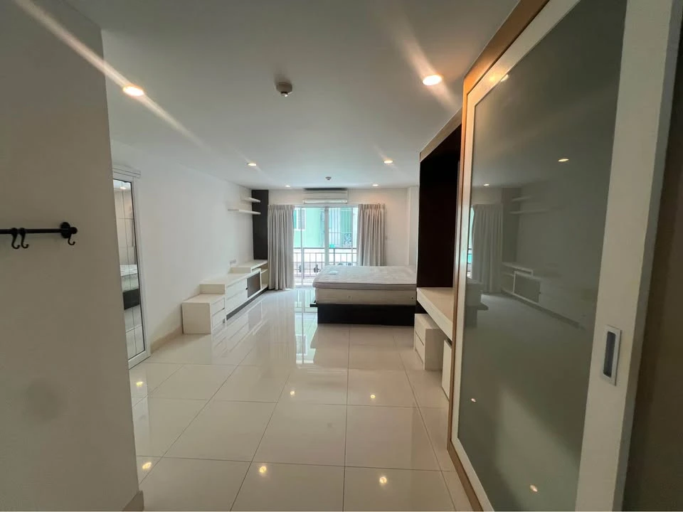 For rent: Private at Suthisan, very spacious room, very large bedroom, plenty of usable space, with excellent built-in furniture. Must book.