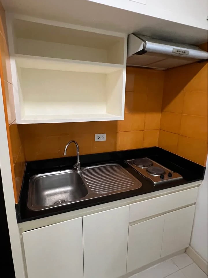 For rent: Private at Suthisan, very spacious room, very large bedroom, plenty of usable space, with excellent built-in furniture. Must book.