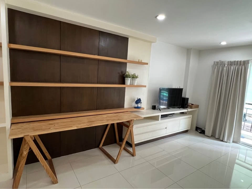 For rent: Private at Suthisan, very spacious room, very large bedroom, plenty of usable space, with excellent built-in furniture. Must book.