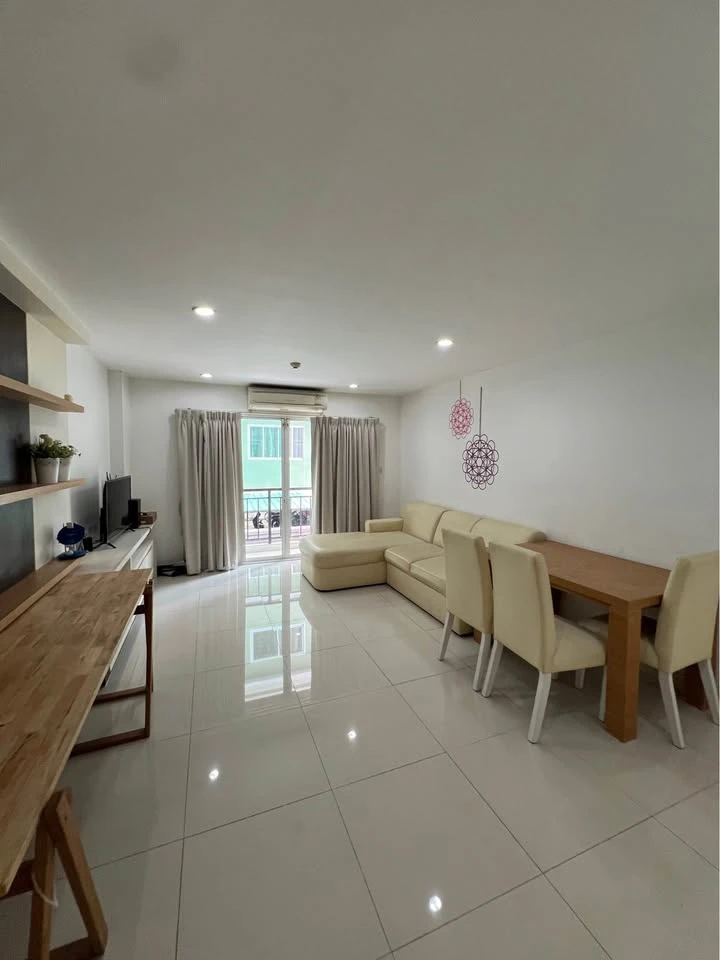 For rent: Private at Suthisan, very spacious room, very large bedroom, plenty of usable space, with excellent built-in furniture. Must book.