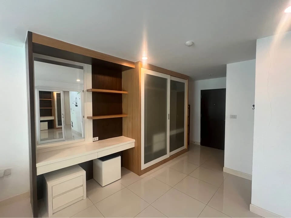 For rent: Private at Suthisan, very spacious room, very large bedroom, plenty of usable space, with excellent built-in furniture. Must book.